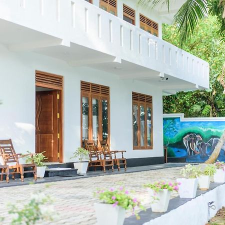 Scenery River Star Hotel Хіккадува Екстер'єр фото